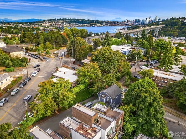 3805 Fremont Lane N, Seattle WA 98103