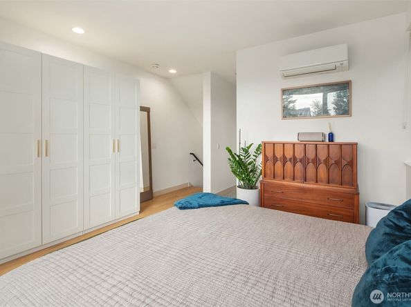 3805 Fremont Lane N, Seattle WA 98103
