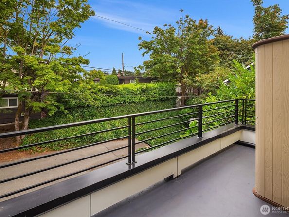 3805 Fremont Lane N, Seattle WA 98103