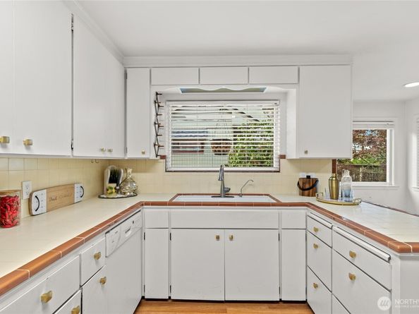 8022 18th Avenue NE, Seattle WA 98115