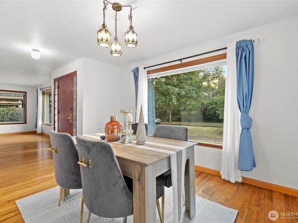 8022 18th Avenue NE, Seattle WA 98115