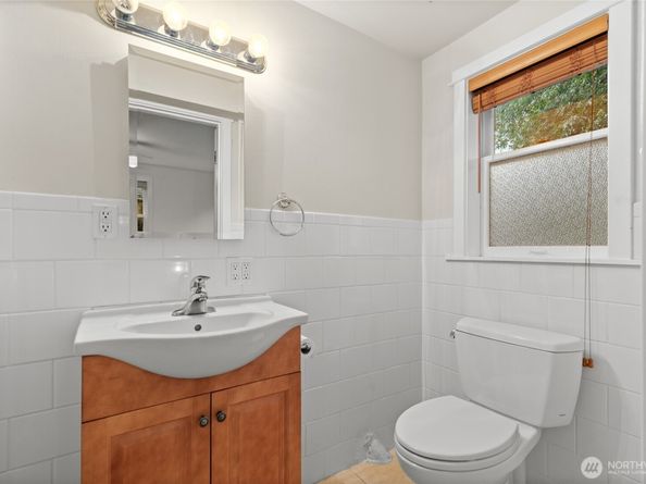 8022 18th Avenue NE, Seattle WA 98115