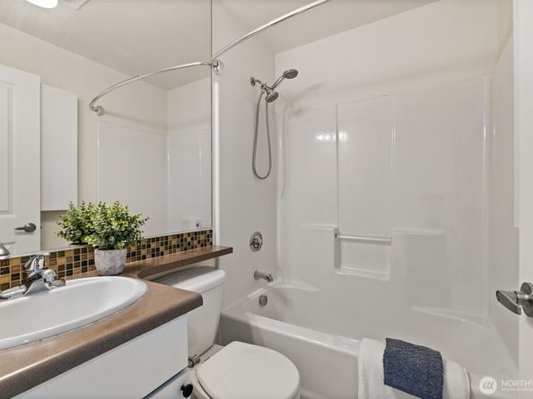 16422 NE 91st Street 104, Redmond WA 98052