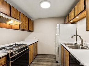 19855 25th Avenue NE 210, Shoreline WA 98155