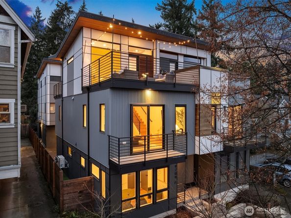 9709 Roosevelt Way NE A, Seattle WA 98115