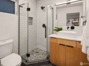 9709 Roosevelt Way NE A, Seattle WA 98115