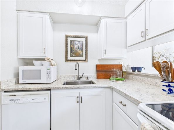 8424 25th Avenue SW C, Seattle WA 98106