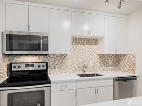 5101 NE 55th Street 103, Seattle WA 98105