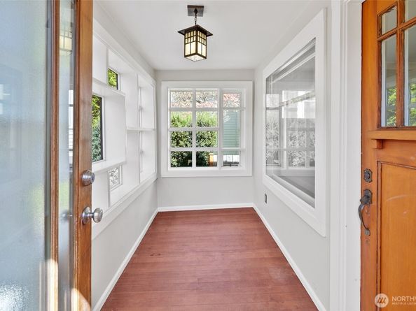 5718 25th Avenue NE, Seattle WA 98105