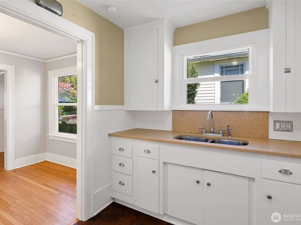 5718 25th Avenue NE, Seattle WA 98105