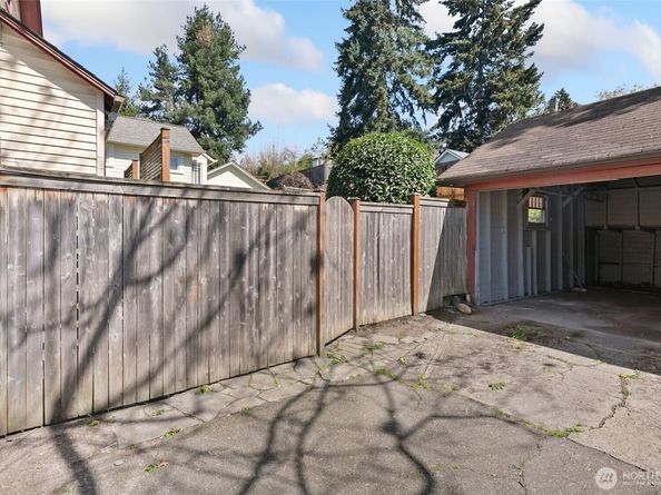 5718 25th Avenue NE, Seattle WA 98105