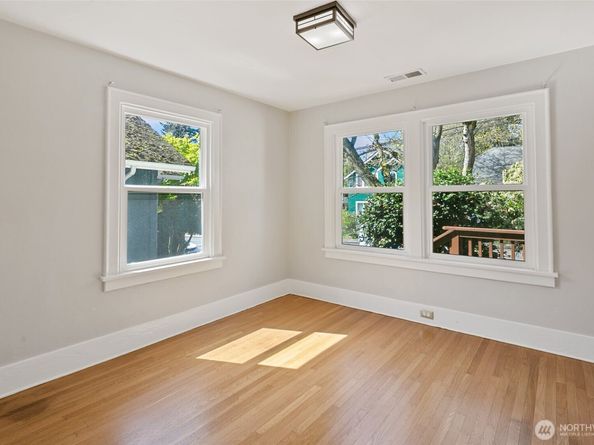 5718 25th Avenue NE, Seattle WA 98105