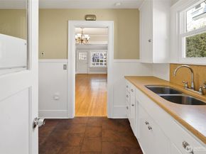 5718 25th Avenue NE, Seattle WA 98105