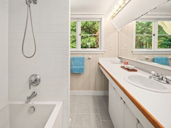 9423 SW Bayview Drive, Vashon WA 98070