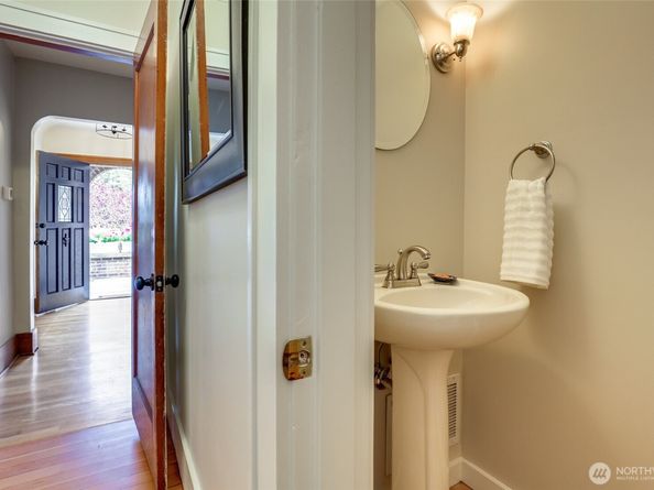 2463 26th Avenue E, Seattle WA 98112