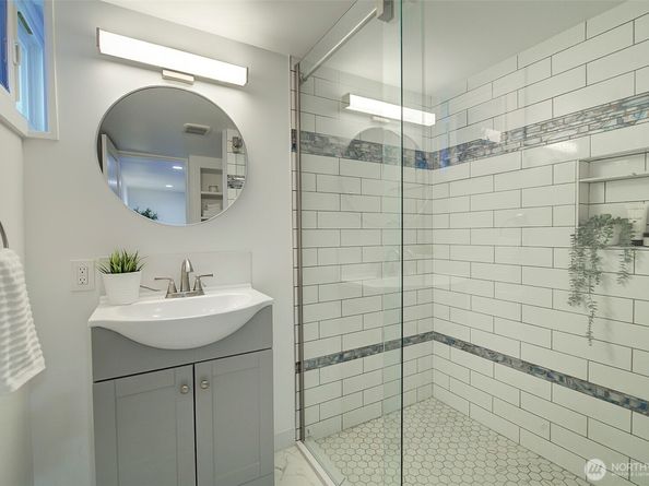 8222 35th Avenue SW, Seattle WA 98126