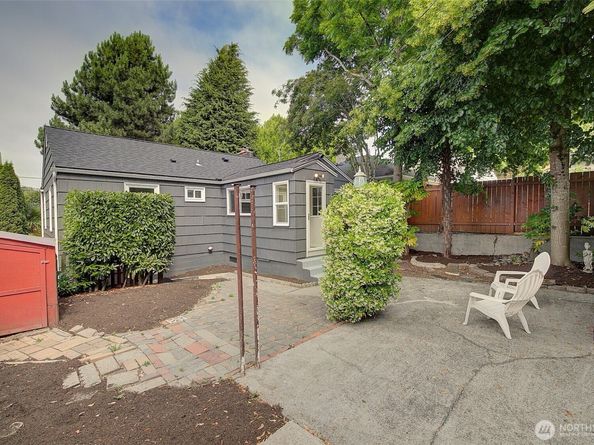 8222 35th Avenue SW, Seattle WA 98126