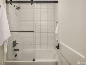 1075 NW Inneswood Drive, Issaquah WA 98027