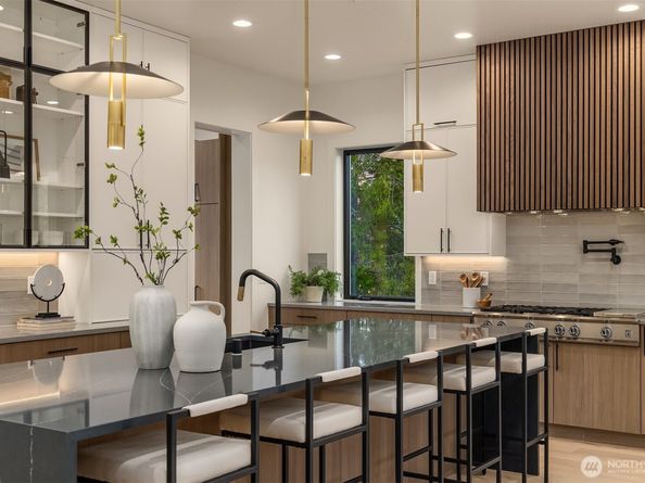 1075 NW Inneswood Drive, Issaquah WA 98027