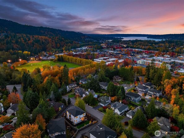 1075 NW Inneswood Drive, Issaquah WA 98027