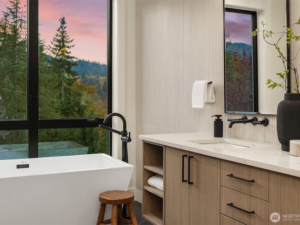 1075 NW Inneswood Drive, Issaquah WA 98027