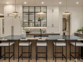 1075 NW Inneswood Drive, Issaquah WA 98027