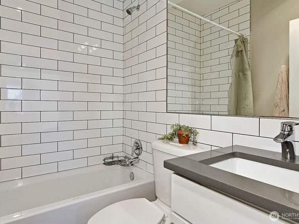 5037 21st Avenue NE, Seattle WA 98105