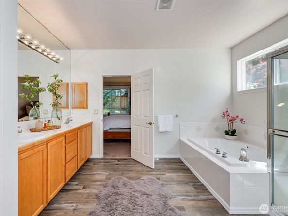 9418 NE Tidal Court, Bainbridge Island WA 98110