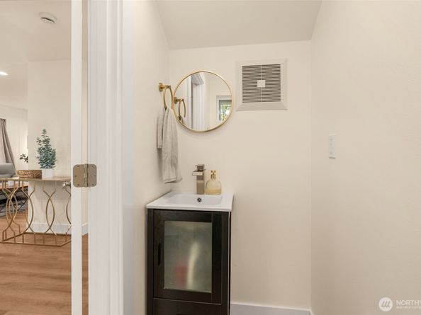 9253 6th Avenue NW b, Seattle WA 98117