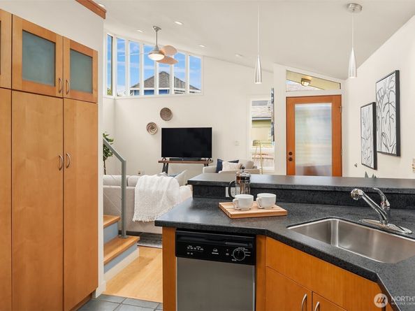2420 Westlake Avenue N 11, Seattle WA 98109