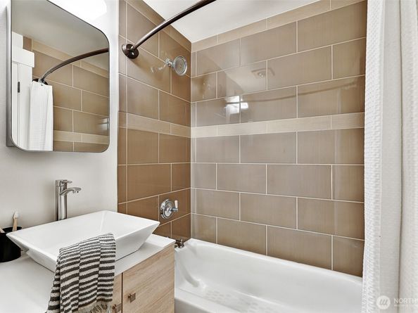 4018 Linden Avenue N A, Seattle WA 98103