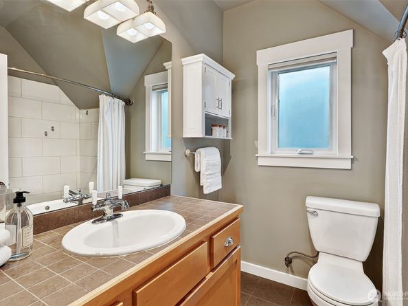 4018 Linden Avenue N A, Seattle WA 98103