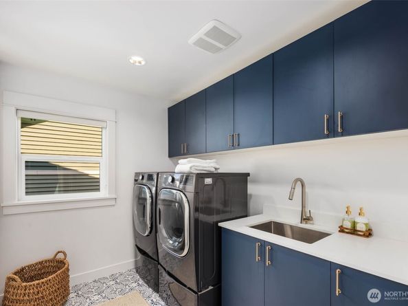 8912 17th Avenue NE, Seattle WA 98115
