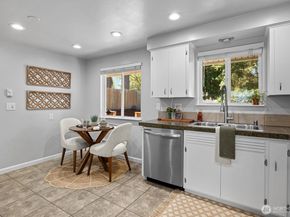 1302 Silver Lake Road, Everett WA 98208