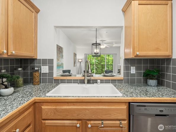 12439 NE Totem Lake Way 106, Kirkland WA 98034
