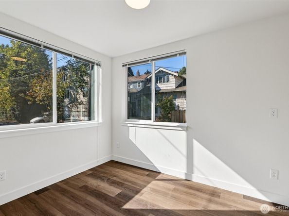 5259 Brooklyn Avenue NE, Seattle WA 98105