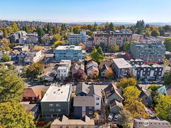5259 Brooklyn Avenue NE, Seattle WA 98105