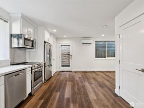 5259 Brooklyn Avenue NE, Seattle WA 98105