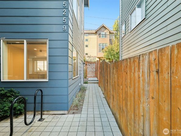 5259 Brooklyn Avenue NE, Seattle WA 98105