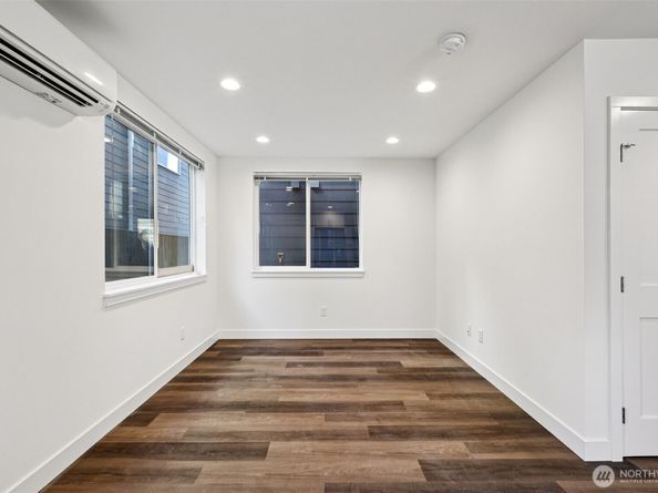 5259 Brooklyn Avenue NE, Seattle WA 98105