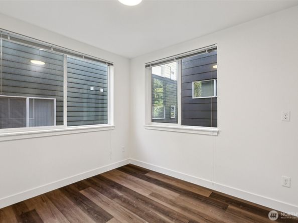 5259 Brooklyn Avenue NE, Seattle WA 98105