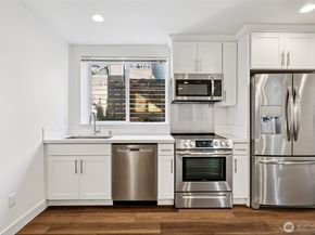 5259 Brooklyn Avenue NE, Seattle WA 98105