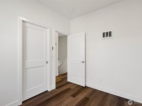 5259 Brooklyn Avenue NE, Seattle WA 98105