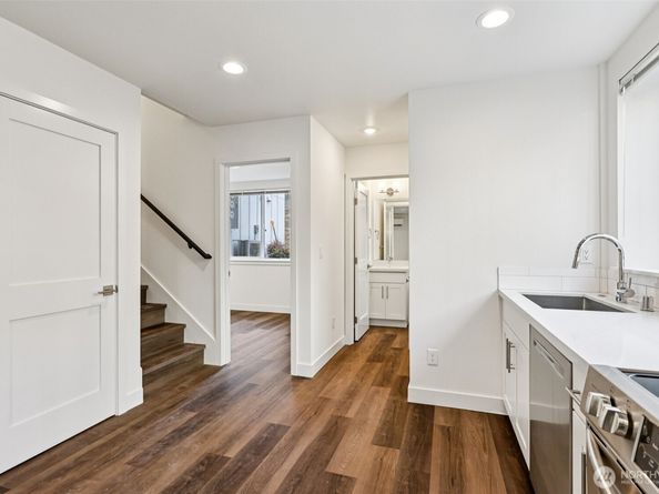 5259 Brooklyn Avenue NE, Seattle WA 98105