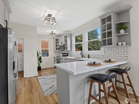 3252 13th Avenue W, Seattle WA 98119