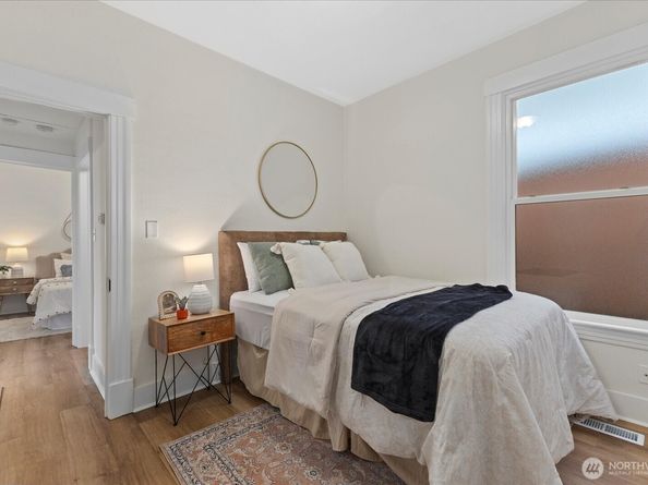 3252 13th Avenue W, Seattle WA 98119