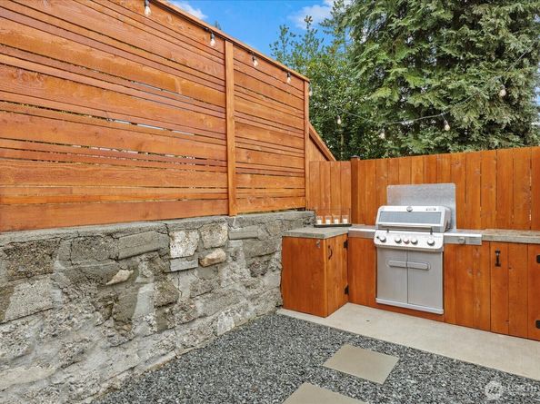 3252 13th Avenue W, Seattle WA 98119