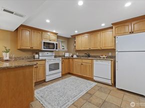 3252 13th Avenue W, Seattle WA 98119