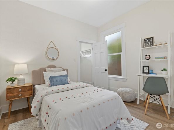 3252 13th Avenue W, Seattle WA 98119