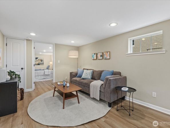 3252 13th Avenue W, Seattle WA 98119